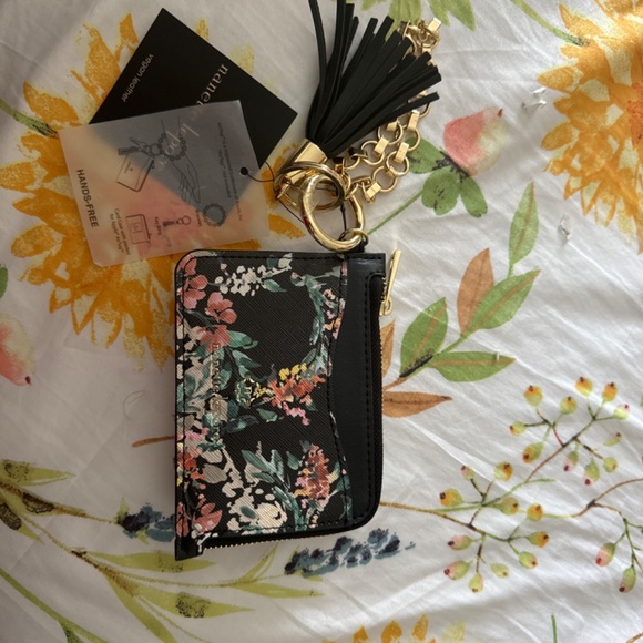 Card case with bracelet, key ring, and pocket for Apple air tag - Picture 2 of 4